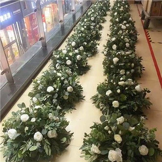 Центральний елемент столу із зеленню