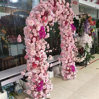 Квіткова арка для вхідних дверей