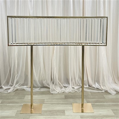 Високі золоті підставки для квітів