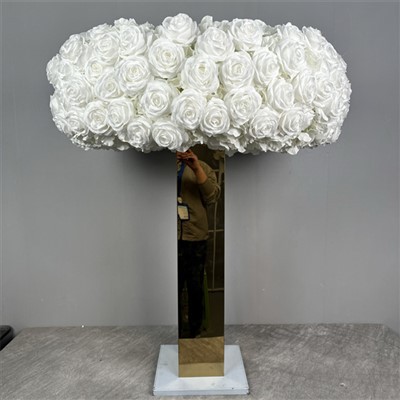 Весільні декорації з білими трояндами